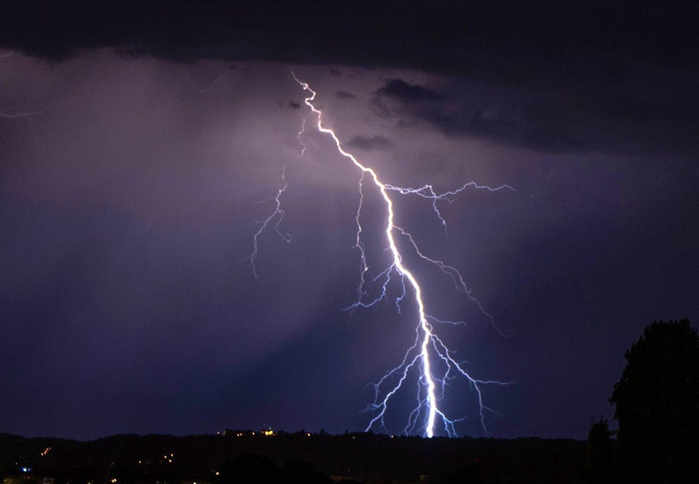 Beim Wandern in den Bergen ist Vorsicht geboten: Ein Gewitter kann rasch und unerwartet aufziehen.
