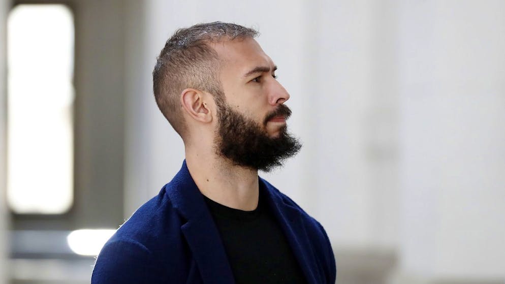 Andrew Tate promeut des thèses masculinistes sur les réseaux sociaux et monnaie ses conseils aux hommes pour les aider à devenir riches. Son nom est l'un des plus recherchés sur Google.