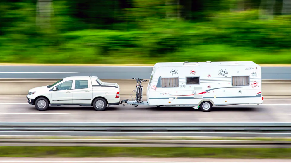 Vorfall auf deutscher Bundesstrasse. Fahrer löscht brennenden Wohnwagen-Reifen − mit Bier