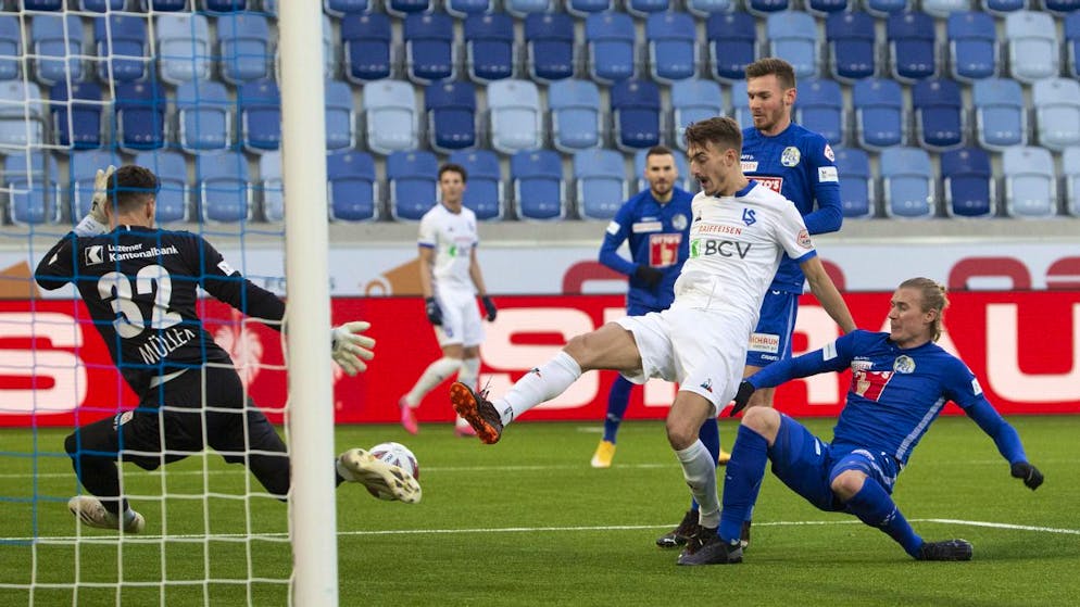 Die Winterthurer Neuzugänge Aldin Turkes (im weissen Lausanne-Dress) und hinter ihm Silvan Sidler (damals in Diensten des FC Luzern)