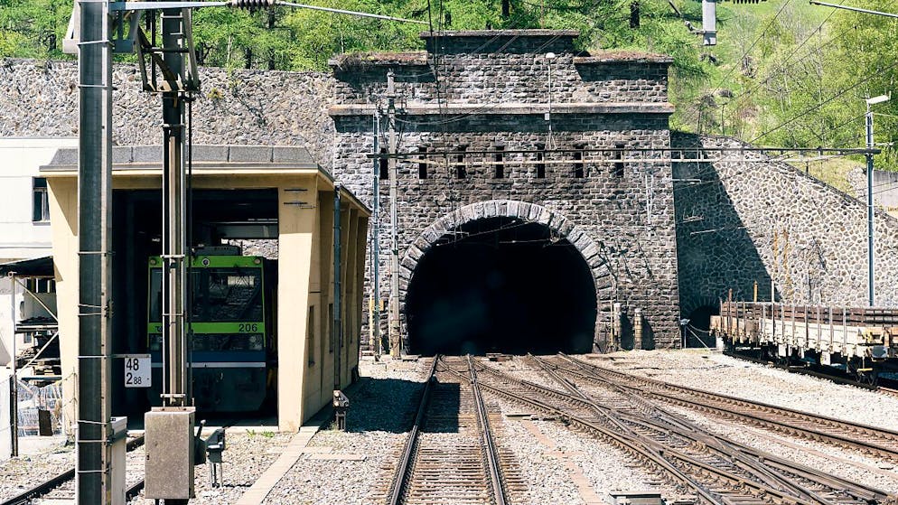 Selon les estimations actuelles, les travaux de rénovation du tunnel de faîte du Lötschberg, un ouvrage inauguré il y a 110 ans, coûteront au total 180 millions de francs (archives).