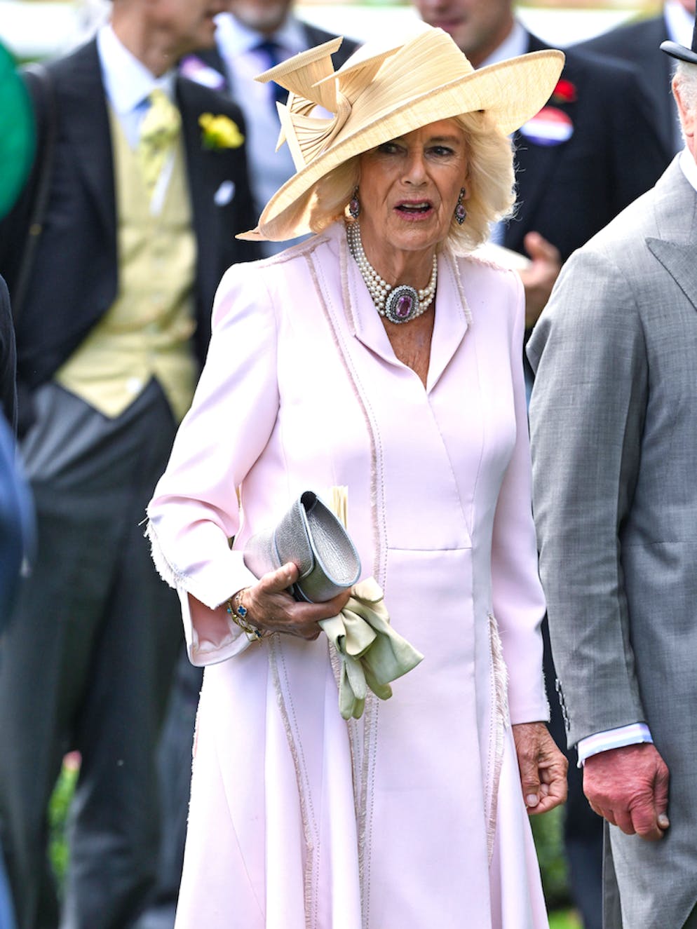 The most beautiful views from Royal Ascot.  Coincidence or not?  At the beginning of the week, it became known that Duchess Meghan could not conclude a deal with Dior.  Just one day later, Camilla walked her stepmother in the white coat of the French luxury fashion brand...