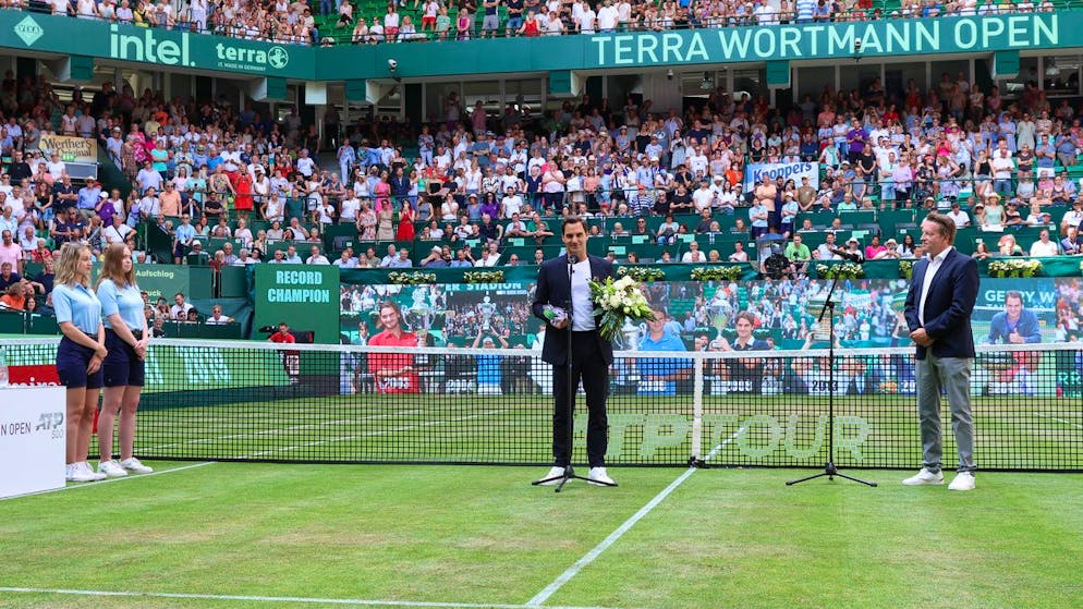 A Halle Federer riceve gli applausi del pubblico che lo ha seguito per tanti anni.