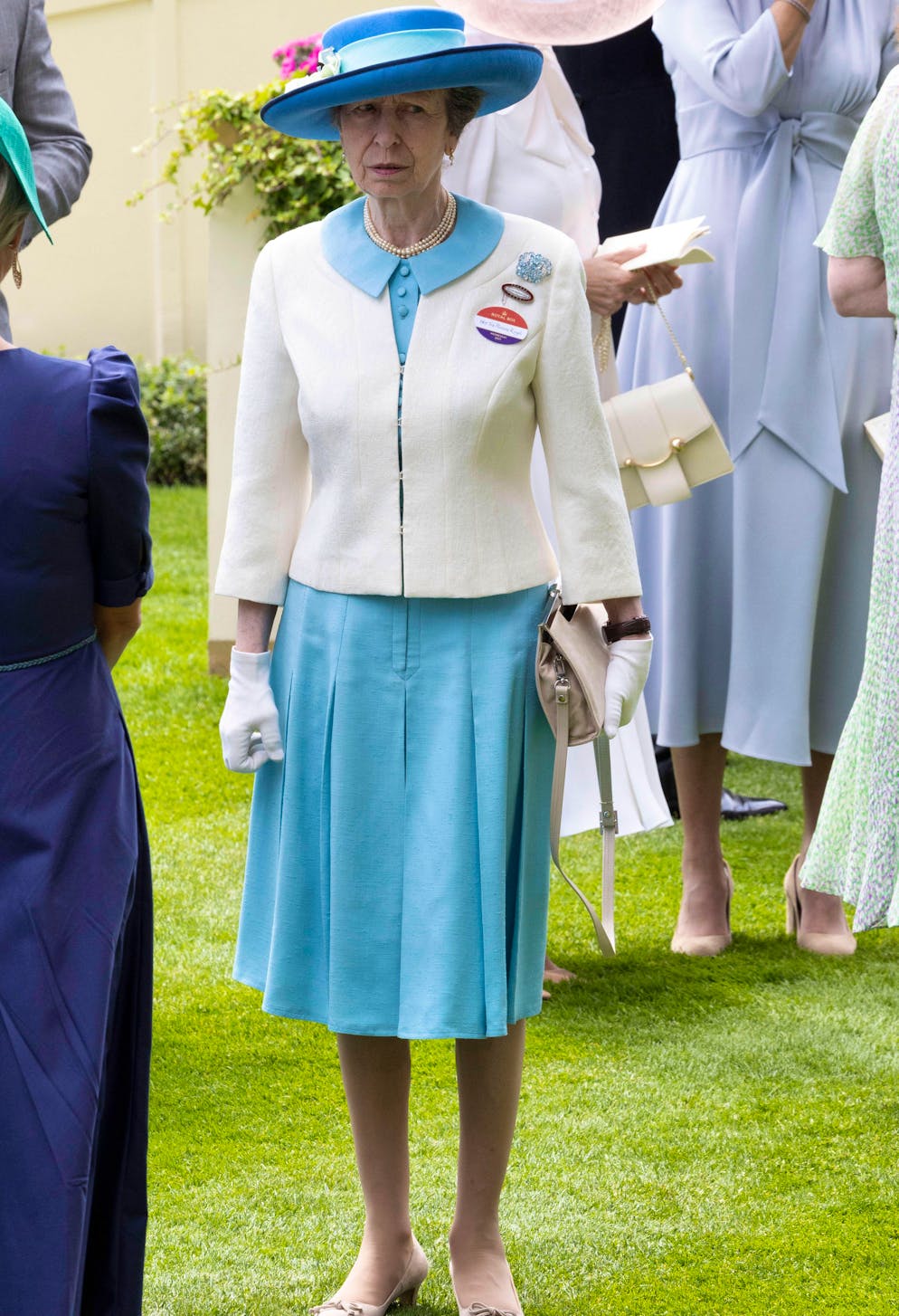 The most beautiful views from Royal Ascot.  Princess Anne chose the sky blue ensemble this year.  The rather conservative dress has a round neckline, a delicate button placket and a slightly flared skirt that falls in pleats.
