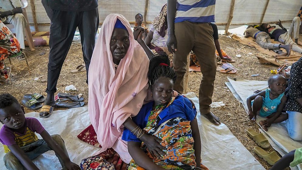 Selon l'OMS, 11 millions de personnes ont besoin d'une assistance sanitaire. Et l'ONU estime que 25 des 48 millions de Soudanais ne peuvent survivre sans aide humanitaire.