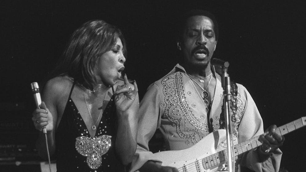 Sohn von Tina Turner: Ike Turner Junior starb im Alter von 67 Jahren. Mit Ike Turner hat die Sängerin einen Sohn Ronnie. Tina Turner adoptierte zudem die zwei Kinder Michael und Ike, welche ihr verstorbener Ex-Mann mit in die Ehe brachte. Da Bild zeigt das Ehepaar Turner während eines Konzertes im Kongresshaus Zürich im Jahr 1975.