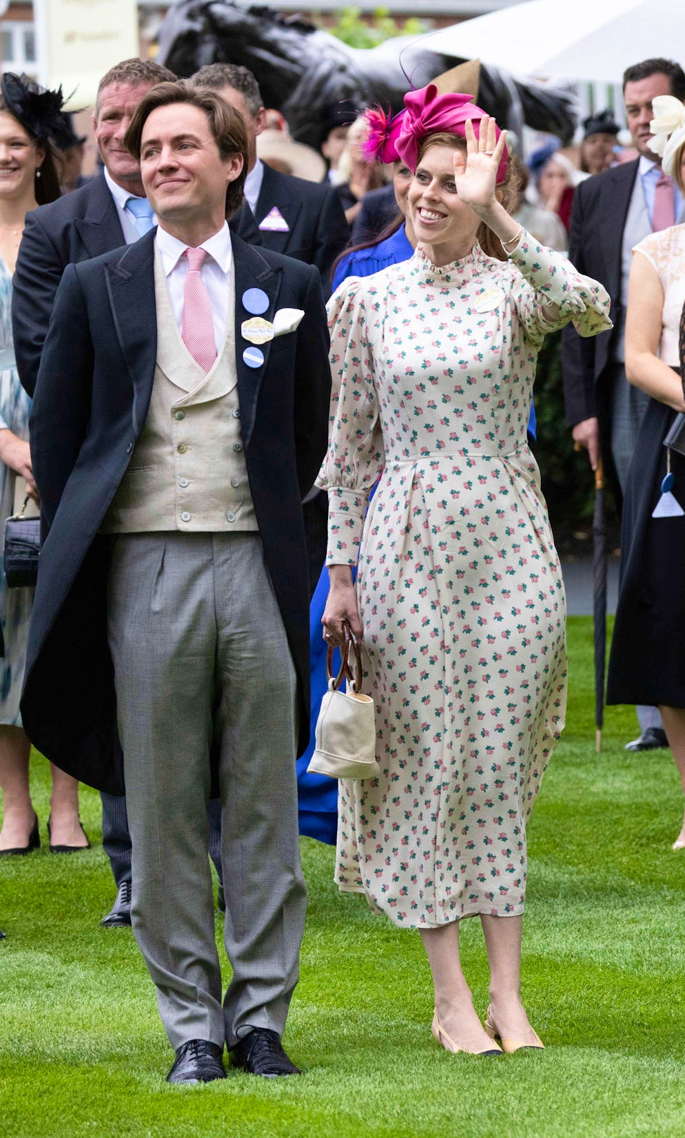 The most beautiful views from Royal Ascot.  Princess Beatrice showered roses at Royal Ascot: Her beige dress by Beola London is covered in tiny pink prints.  The husband, Eduardo Mapelli Mozzi, appears with a hat on his head, as required.