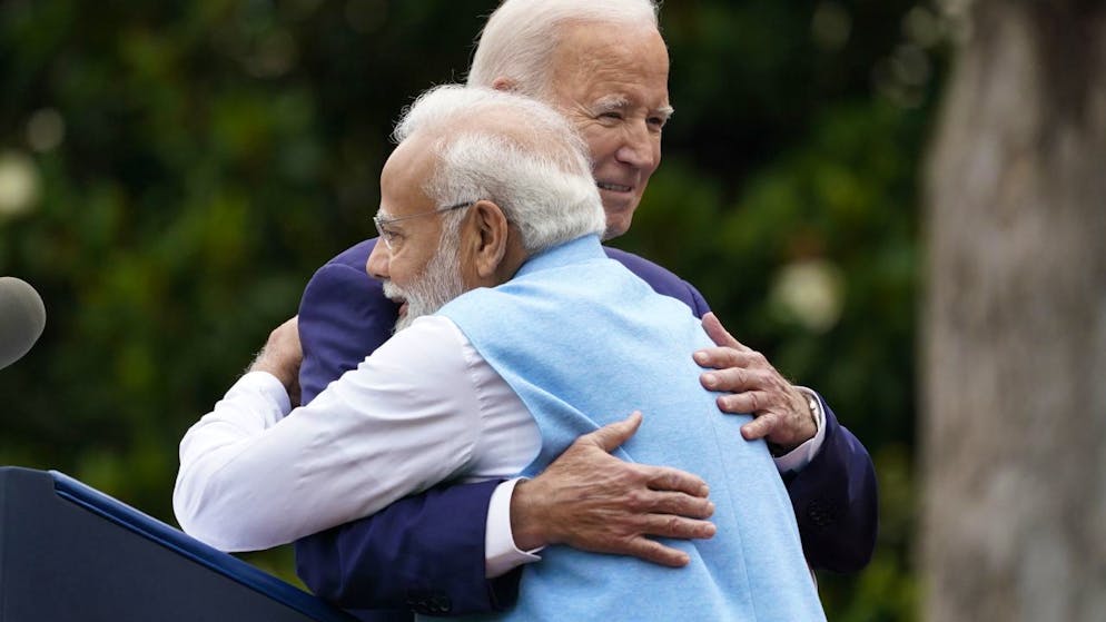 Narendra Modi est accusé par nombre d'associations d'alimenter les persécutions contre la minorité musulmane au Cachemire, et de faire pression tant sur la presse que sur l'opposition politique. Mais l'Inde représente un partenaire vital pour les Etats-Unis sur fond de concurrence avec la Chine.