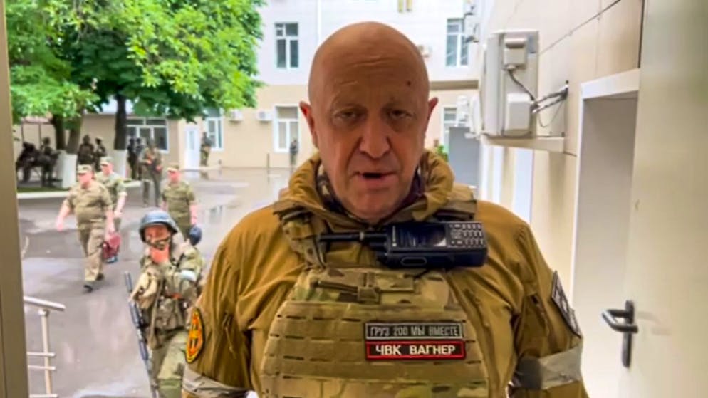 Prigozhin vuole rovesciare i vertici militari russi. Il capo dei mercenari Wagner Yevgeny Prigozhin ha accusato l'esercito russo di aver attaccato gli accampamenti militari dei suoi miliziani uccidendo un numero «enorme» di combattenti. Intende quindi rovesciare i vertici militari.