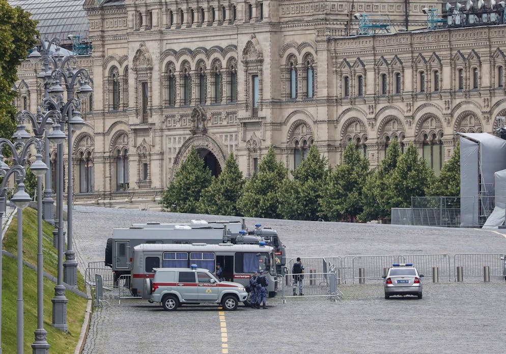 Prigozhin vuole rovesciare i vertici militari russi. Poliziotti russi sorvegliano la Piazza Rossa a Mosca, Russia, 24 giugno 2023. Misure antiterrorismo sono state applicate a Mosca e in altre regioni russe dopo che il capo della compagnia militare privata (PMC) Wagner Group ha affermato che le sue truppe hanno occupato l'edificio del quartier generale del Distretto militare meridionale a Rostov-on-Don, chiedendo un incontro con la Russia.