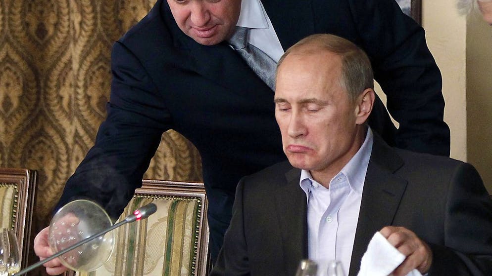 Le divorce est consommé entre Vladimir Poutine et Evgueni Prigojine, ici en 2011 quand le second, devenu mercenaire, servait le premier dans son restaurant.