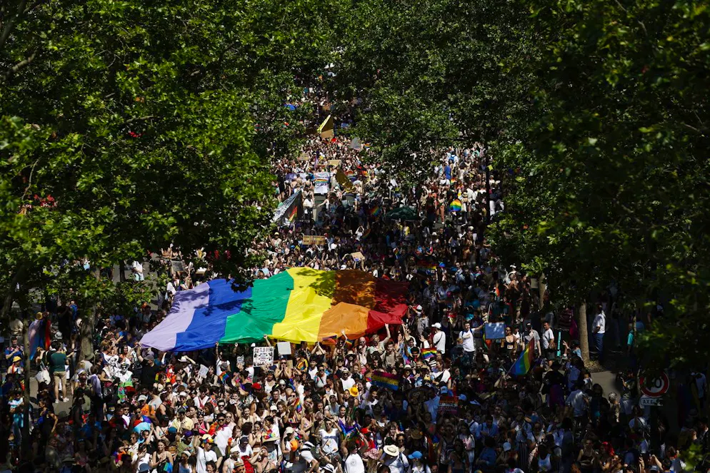 Des participants se rassemblent dans la rue lors de la parade annuelle de la fierté LGBTQIA+.