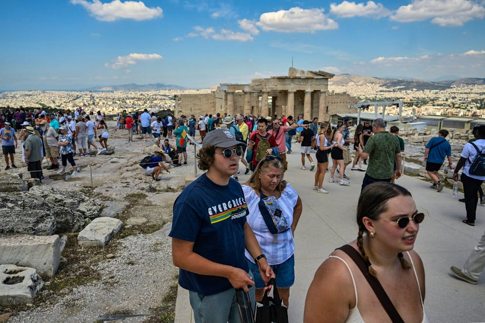 En mai, entre 14.000 et 17.000 personnes par jour sont venues admirer le temple du Parthénon, au sommet de l'Acropole.