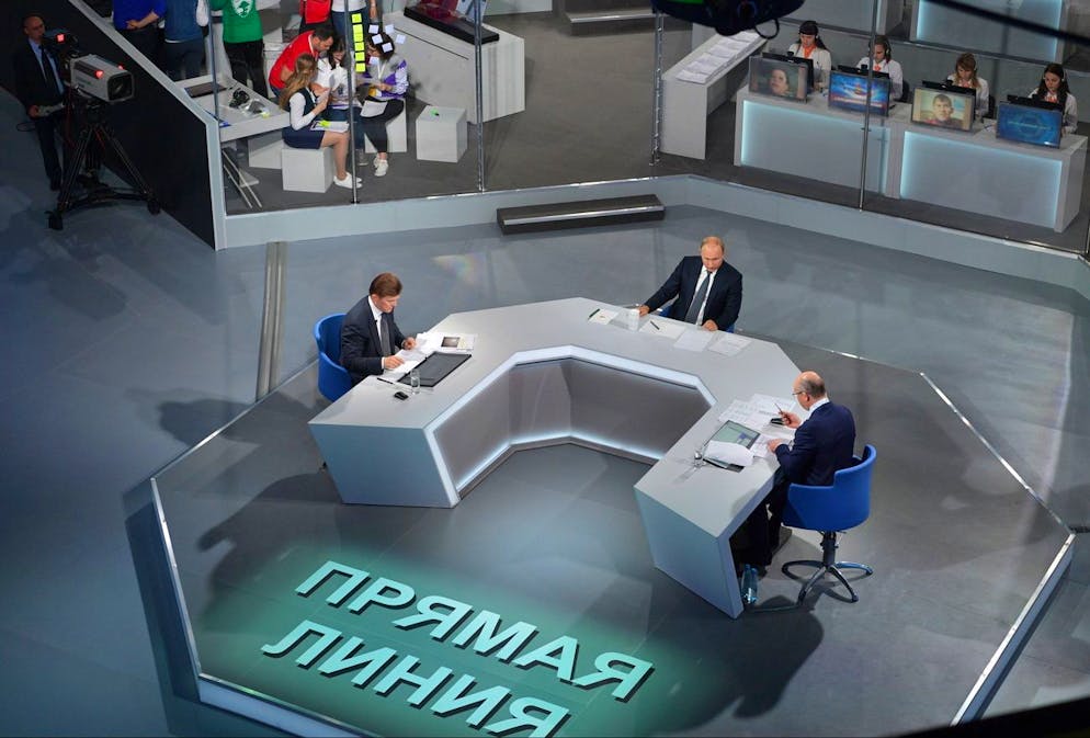 Poutine (au centre), l'animateur de Channel One Kirill Kleimenov (à gauche) et l'animateur de VGTRK TV Andrei Kondrashov (à droite) lors d'une séance annuelle de questions-réponses diffusée en direct à la télévision en 2018.