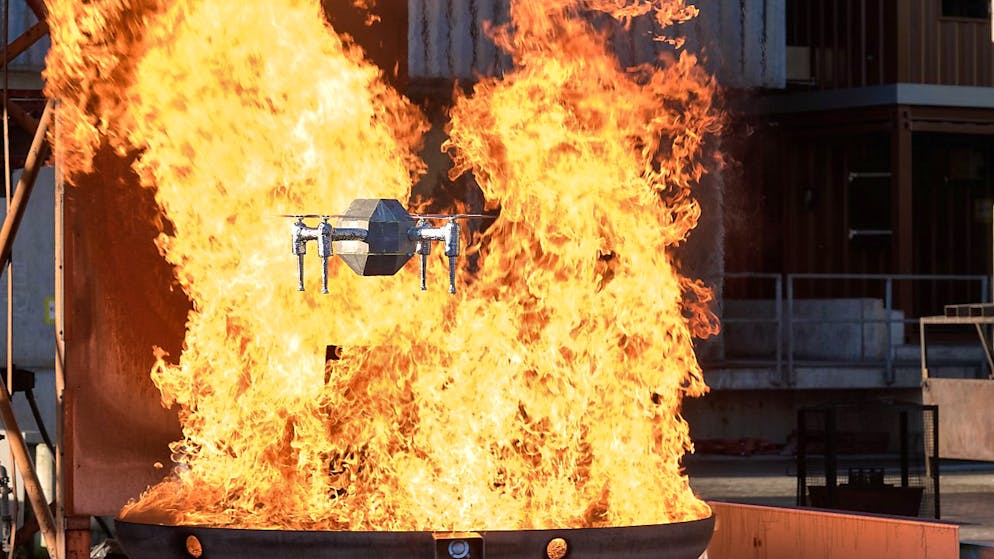 Grâce à sa gaine isolante en aérogel, le "FireDrone" développé par l'Empa peut s'approcher très près des flammes et saisir et transmettre des données sur le déroulement d'incendie.