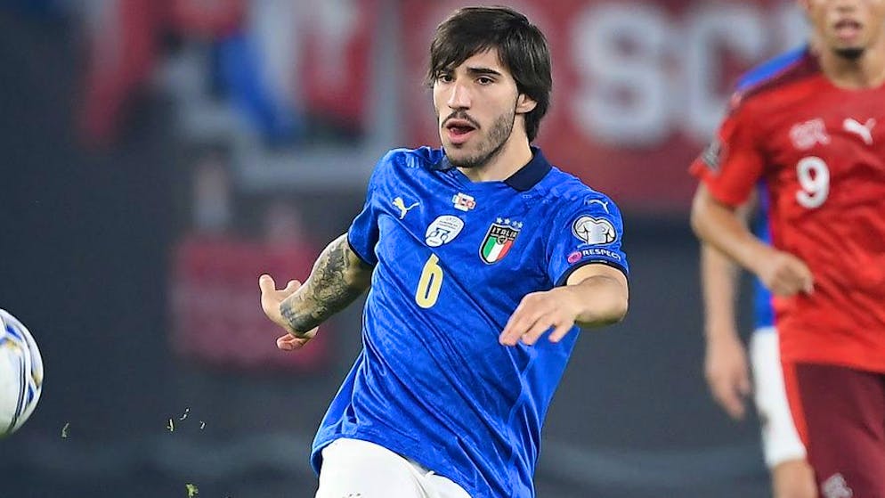 Sandro Tonali con la maglia azzurra della Nazionale