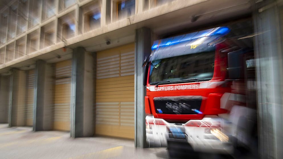 Les pompiers ont dû découper le toit en cuivre de la villa pour pouvoir éteindre le feu (image d'illustration).