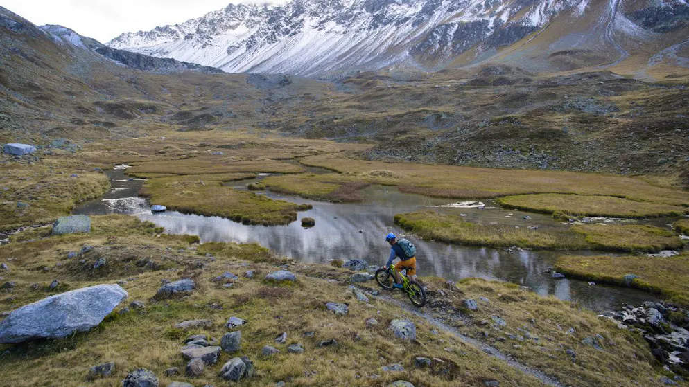 Fäkalien, Müll, Hausfriedensbruch. Schamlos-Touristen verärgern Einheimische auf dem Flüelapass