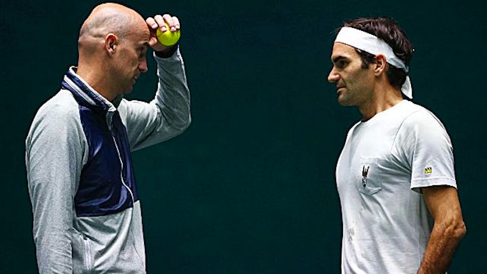 Ivan Ljubibic, sinistra, al lavoro con Roger Federer.