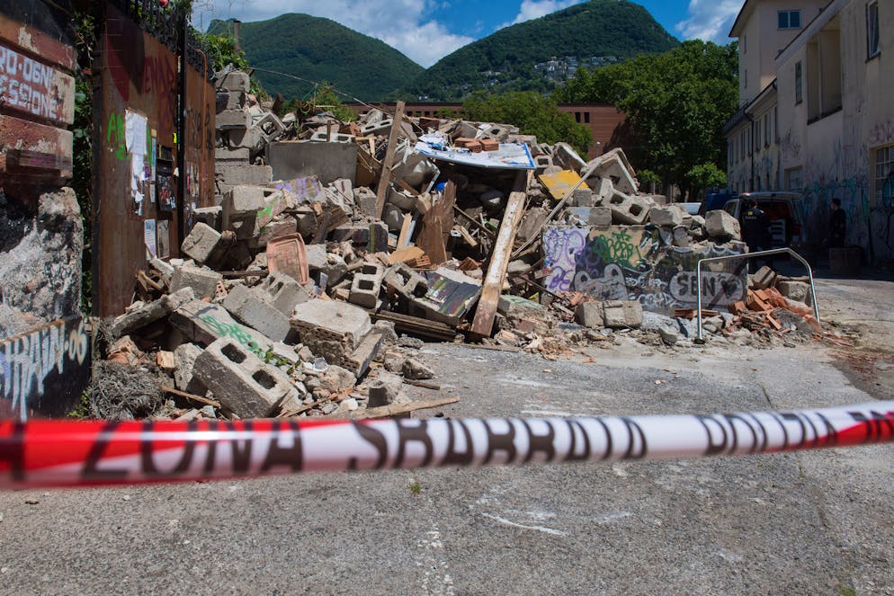 Le macerie della parte demolita del centro sociale CSOA il Molino (foto d'archivio).