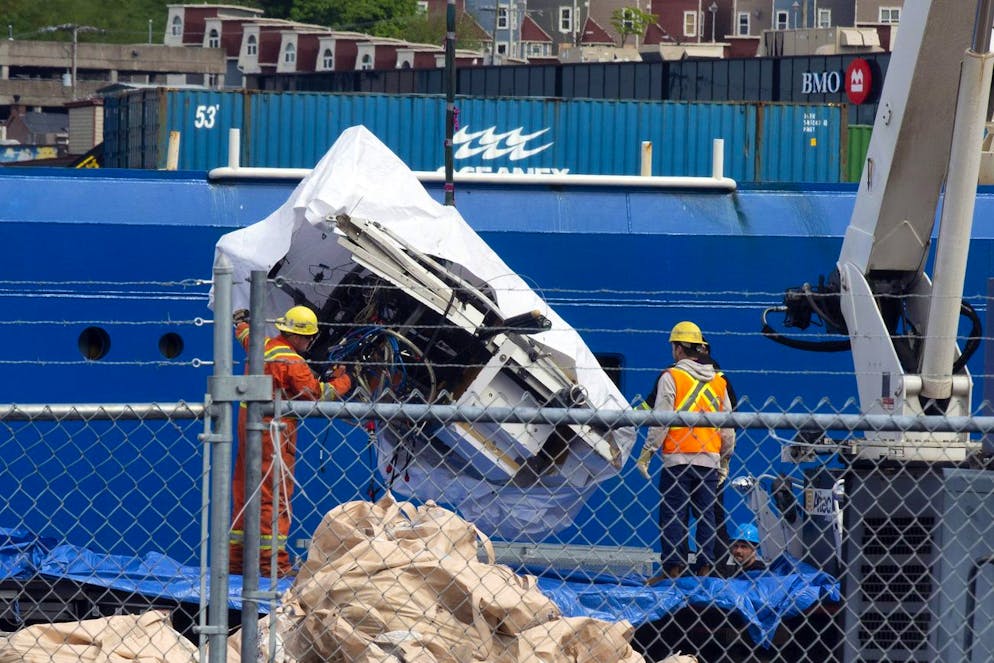 Des débris du submersible Titan, récupérés au fond de l'océan près de l'épave du Titanic, sont déchargés du navire Horizon Arctic à St. John's, Terre-Neuve, le mercredi 28 juin 2023.