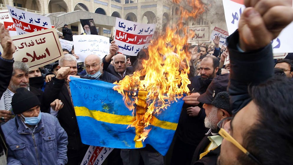 Svezia. La polizia autorizza il rogo del Corano fuori dalla moschea di Stoccolma