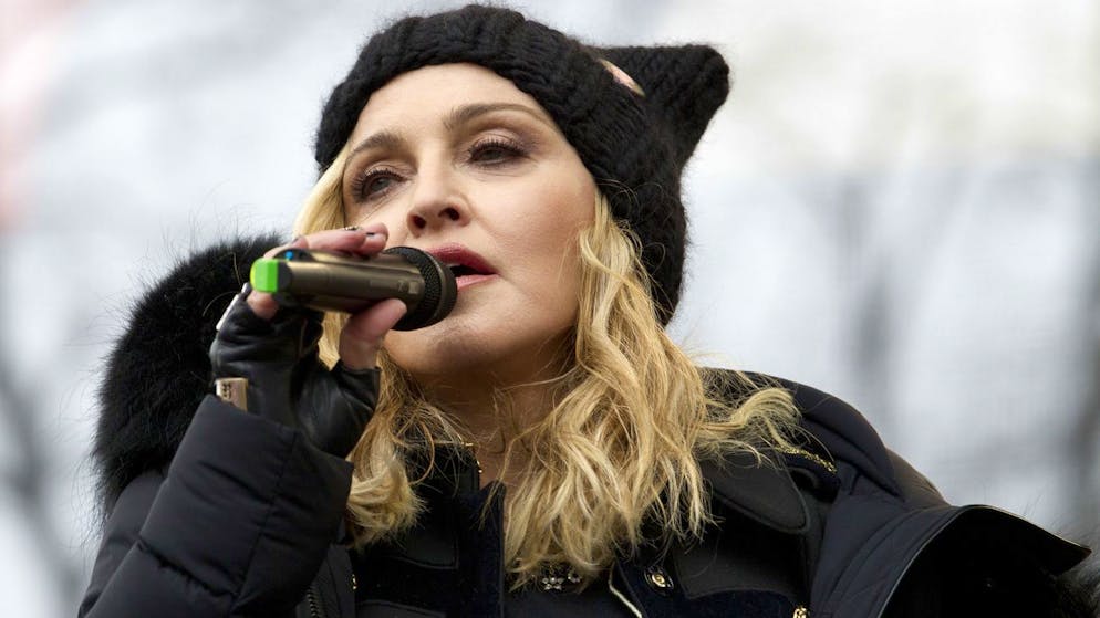 Ricovero in terapia intensiva. Madonna posticipa il suo tour per problemi di salute