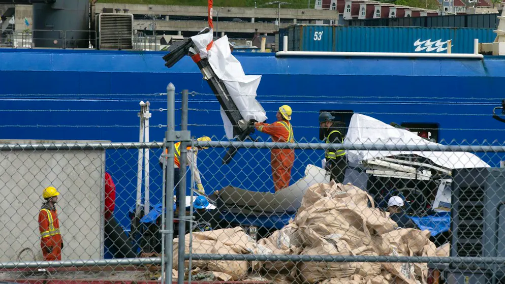 Sommergibile imploso. Presunti resti umani trovati tra i rottami del Titan riportati a riva