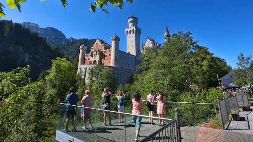 Delitto nei pressi del Neuschwanstein. Prima si scatta dei selfie fuori dal castello, poi spinge due giovani nel burrone