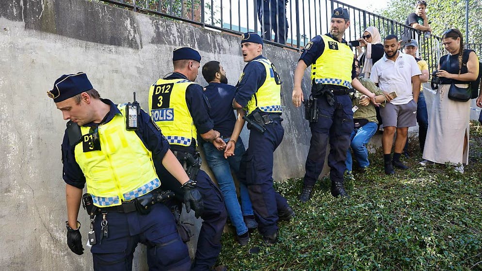 La police est intervenue après qu'un Irakien a brûlé un exemplaire du Coran à Stockholm mercredi.