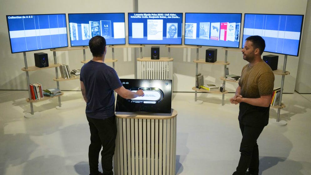 Femmes contemporaines et engagées au coeur de Photo Elysée - Gallery. En collaboration avec l'EPFL et l'ECAL Lab, "Livres ouverts" propose en parallèle d'une bibliothèque physique et éphémère une installation expérimentale, interactive et immersive, présentant 400 livres numérisés, où l'intelligence artificielle offre une "poésie de la déambulation" dans ces ouvrages.