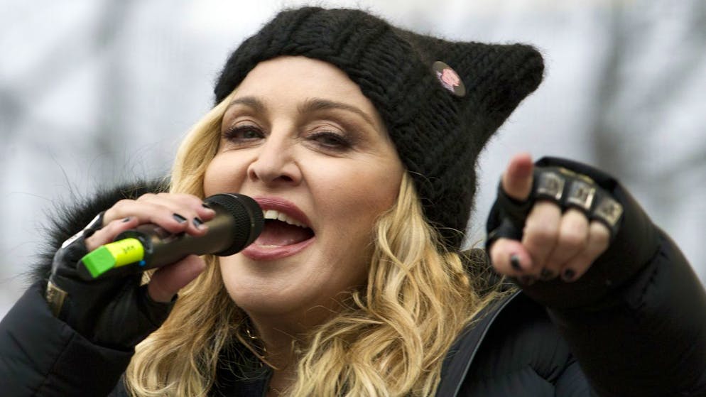 Madonna auf Intensivstation: «Wir hatten Angst, wir verlieren sie». Wie ihre Familienmitglieder dem britischen Boulevard-Blatt «DailyMail» erzählen, waren sie sich lange nicht sicher, ob Madonna den Vorfall überleben würde.