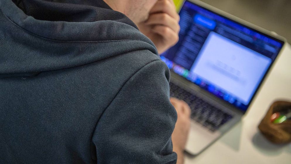 Les escrocs évoquent de prétendus problèmes informatiques pour prendre le contrôle de l'ordinateur de leur victime (image d'illustration).