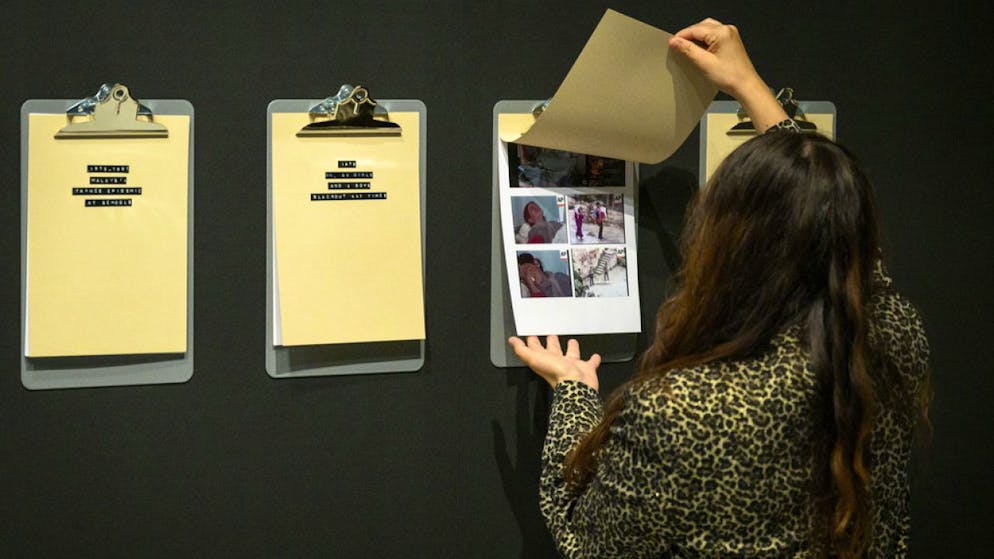 Femmes contemporaines et engagées au coeur de Photo Elysée - Gallery. Dans une atmosphère très sombre, plusieurs dizaines de dossiers d'archives de cas médicaux sont accrochés aux murs de Photo Elysée dans le cadre de l'exposition "De l'hystérie de masse" de Laia Abril.