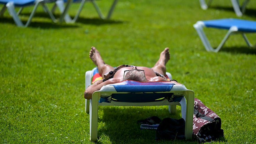 Le temps chaud et ensoleillé a attiré le public dans les piscines (image d'illustration).