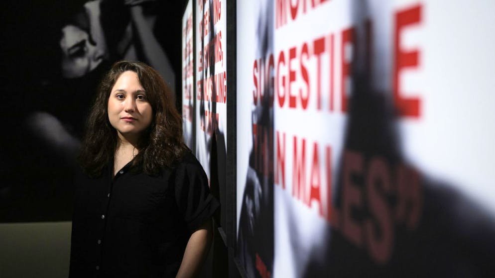 Femmes contemporaines et engagées au coeur de Photo Elysée - Gallery. La photographe et artiste espagnole Laia Abril a présenté elle-même jeudi son exposition féministe "De l'hystérie de masse" à Photo Elysée.