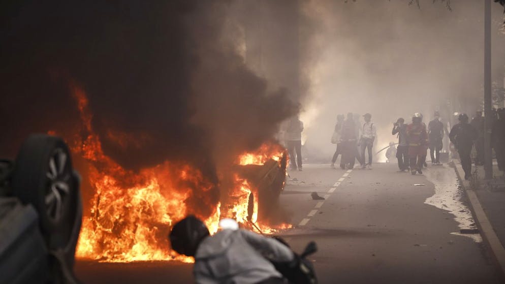 Francia. Bruciano le banlieue, schierati oltre 40mila agenti