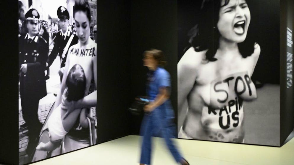 Femmes contemporaines et engagées au coeur de Photo Elysée - Gallery. Laia Abril a recours à la photographie, aux documents d'archives et au multimédia pour créer des projets engagés, liés aux questions féministes et empreintes de considérations sociologiques, historiques et anthropologiques.