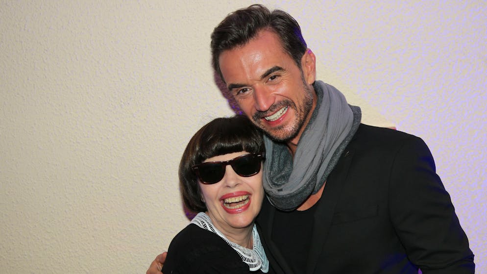 Mireille Mathieu (77) sagt der Bühne Adieu. Die Abschiedstournee von Mireille Mathieu wird «Goodbye my Love, Goodbye» heissen. Und das aus folgendem Grund: «Es ist nicht mein grösster Hit, gehört aber zu meinen Lieblingsliedern. Ich habe es vor vielen Jahren zum ersten Mal mit Peter Alexander gesungen und dann noch mal neu aufgenommen mit Florian Silbereisen.»