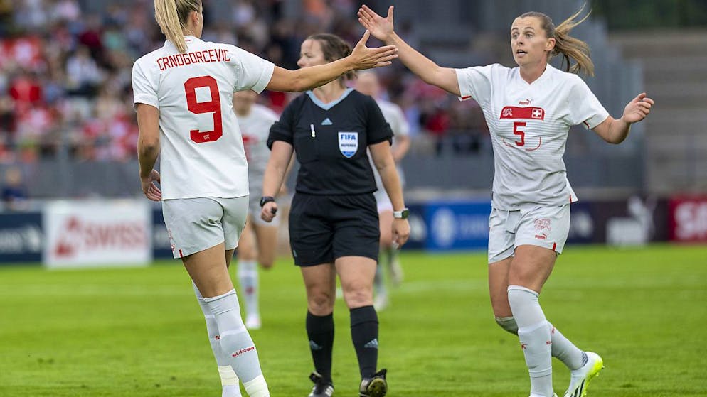 Schweizerinnen wenden Niederlage gegen Sambia ab - Gallery. Ana-Maria Crnogorcevic und Noelle Maritz klatschen ab