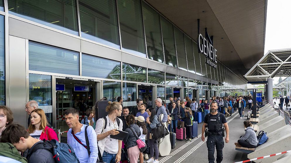 La grève du personnel de Genève Aéroport cause d'importantes files d'attente devant le terminal du départ.