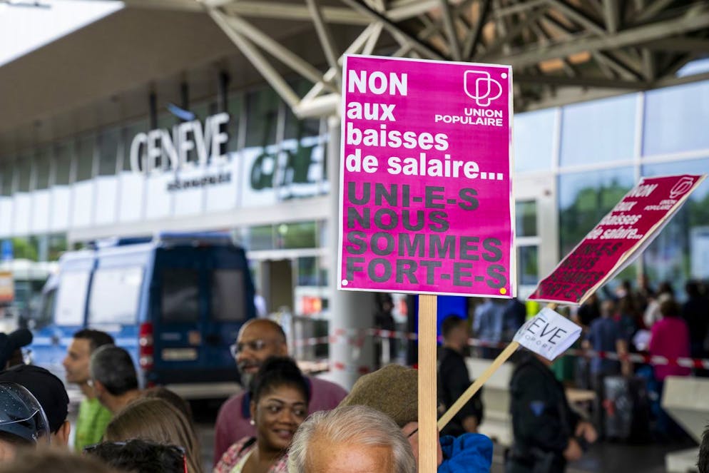 Les employés de Genève Aéroport (AIG) sont en grève après que le conseil d'administration a approuvé jeudi la nouvelle politique salariale qui est fermement contestée par le Syndicat des services publics (SSP), ce vendredi 30 juin 2023 a Genève. (KEYSTONE/Martial Trezzini)