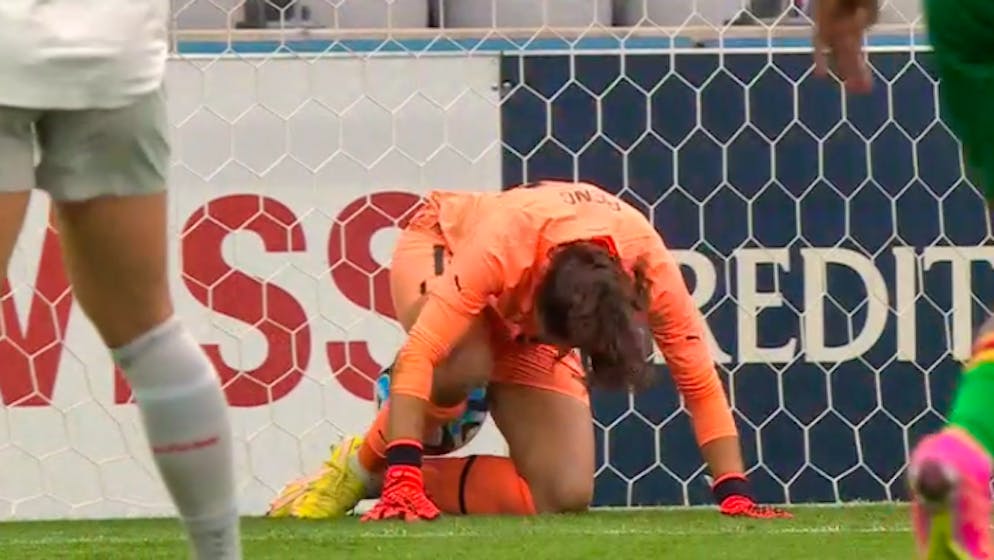 Peng stoppt den Ball unkonventionell.