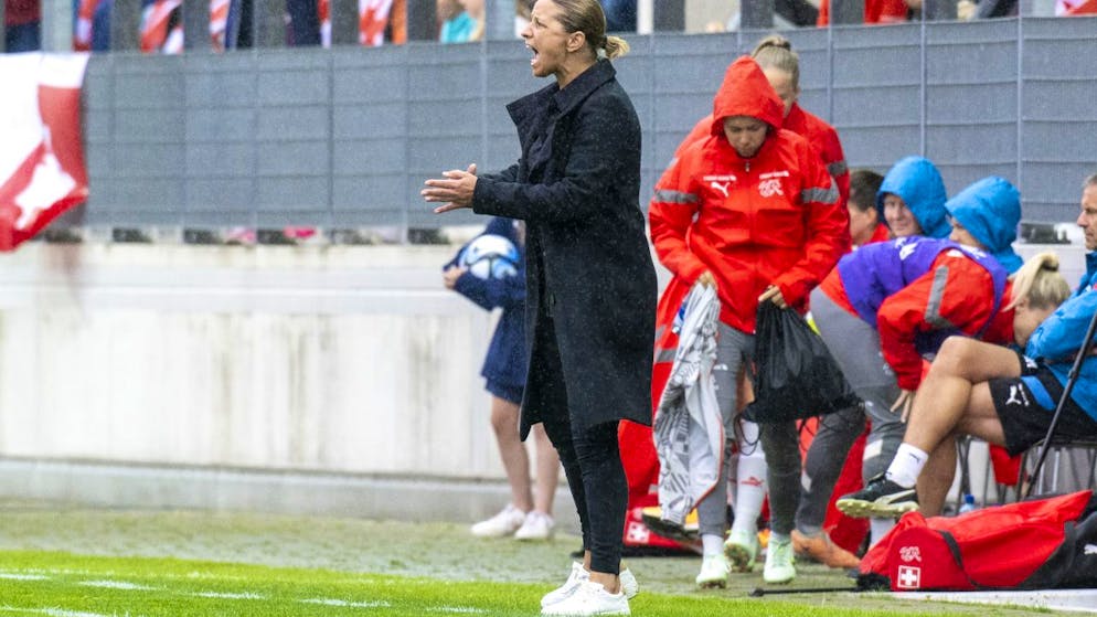Schweizerinnen wenden Niederlage gegen Sambia ab - Gallery. Die Nationaltrainerin Inka Grings treibt ihr Team nach dem Zweitorerückstand an