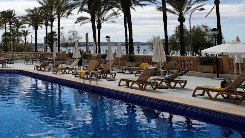 Succede a Maiorca. La lotta per i lettini costringe a inventarsi la «polizia degli asciugamani»