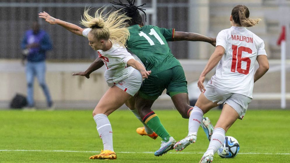 Schweizerinnen wenden Niederlage gegen Sambia ab - Gallery. Alisha Lehmann muss im Duell mit Sambias Barbara Banda einstecken