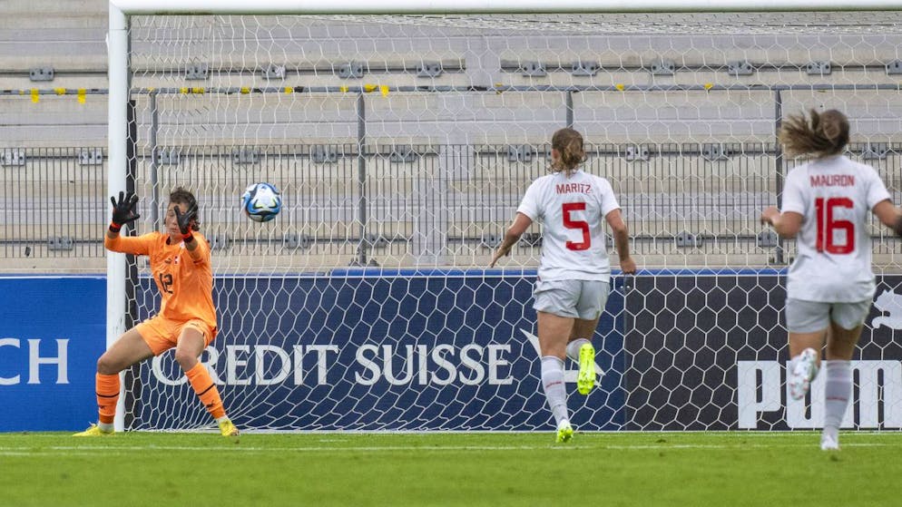 Schweizerinnen wenden Niederlage gegen Sambia ab - Gallery. Livia Peng muss sich dreimal bezwingen lassen