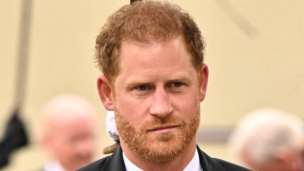 Prinz Harry habe mit dem royalen Exit und mit dem Ausplaudern der Familiengeheimnisse voreilig gehandelt, sagt eine Expertin.