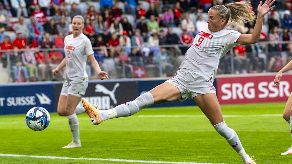 Schweizerinnen wenden Niederlage gegen Sambia ab - Gallery. Ana-Maria Crnogorcevic macht sich lang