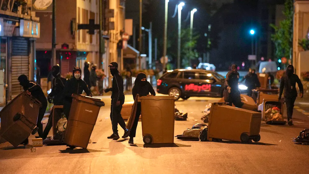 Weitere Unruhen in Frankreich – Beerdigung am Nachmittag - Gallery. Protestierende blockieren eine Strasse mit Mülleimern in Colombes, ausserhalb von Paris.
